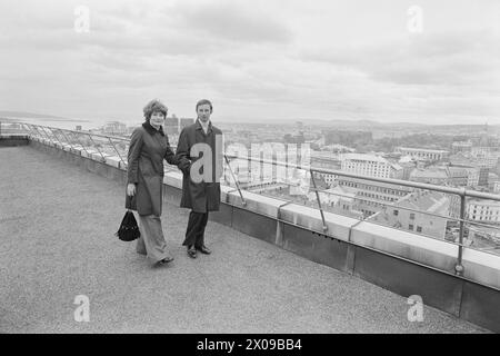 Aktuell 18 – 7 – 1974: Die norwegische und sowjetische PactKasper Holand und Diana Dmitrijewna Lazareva mussten vier Jahre warten, bis sie endlich heiraten konnten. Nach Trygve Brattelis Besuch in der Sowjetunion ging es endlich gut. Es war das erste Mal seit dem Krieg, dass sie einen sowjetischen Bürger im Osloer Gerichtsgebäude heirateten. Foto: Aage Storløkken / aktuell / NTB ***FOTO NICHT VERARBEITET*** Stockfoto