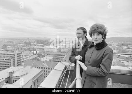 Aktuell 18 – 7 – 1974: Die norwegische und sowjetische PactKasper Holand und Diana Dmitrijewna Lazareva mussten vier Jahre warten, bis sie endlich heiraten konnten. Nach Trygve Brattelis Besuch in der Sowjetunion ging es endlich gut. Es war das erste Mal seit dem Krieg, dass sie einen sowjetischen Bürger im Osloer Gerichtsgebäude heirateten. Foto: Aage Storløkken / aktuell / NTB ***FOTO NICHT VERARBEITET*** Stockfoto