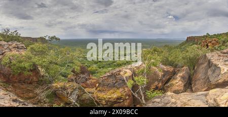 Panoramablick auf die umliegende Landschaft vom Waterberg-Plateau in Namibia während des Tages im Sommer Stockfoto