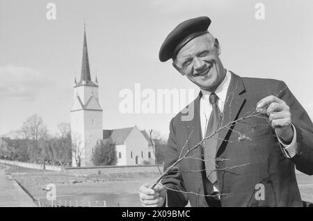 Aktuell 18 - 6 - 1974: Presten som sier ja -Sogneprest Viktor Andersen på Nes på Hedmarken er en prest utenfor det vanlige. Han går inn für selvbestemt Abort. Foto; Ivar Aaserud / aktuell / NTB ***Foto IKKE BILDEBEHANDLET*** dieser Text wurde automatisch übersetzt! Stockfoto