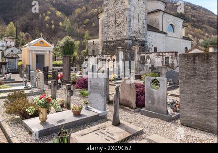 Blick auf den Friedhof Sant Abbondio, Ranzo, Gambarogno im Kanton Tessin, Schweiz Stockfoto