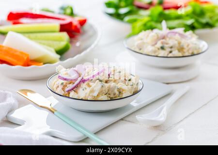 Fisch- und Eierpaste oder Salat mit rohem Snackgemüse, gesunder Snack Stockfoto