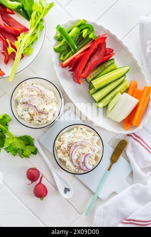 Fisch- und Eierpaste oder Salat mit rohem Snackgemüse, gesunder Snack Stockfoto