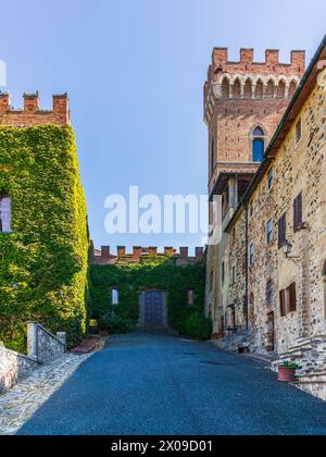 Die farbenfrohen mittelalterlichen Häuser und Gassen eines toskanischen Dorfes Stockfoto