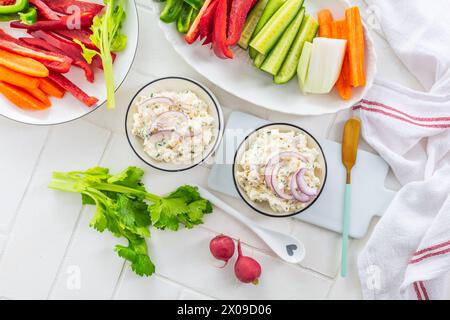 Fisch- und Eierpaste oder Salat mit rohem Snackgemüse, gesunder Snack Stockfoto