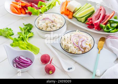 Fisch- und Eierpaste oder Salat mit rohem Snackgemüse, gesunder Snack Stockfoto