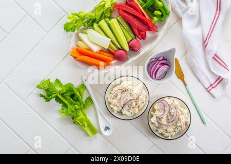 Fisch- und Eierpaste oder Salat mit rohem Snackgemüse, gesunder Snack Stockfoto