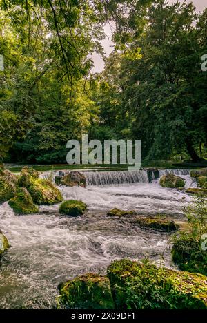 Der Eisbach im Englischen Garten in München Stockfoto