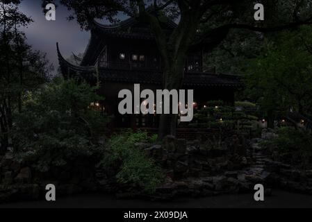 Ein altes Teehaus aus Holz in einem Park in Shanghai in China bei Nacht Stockfoto