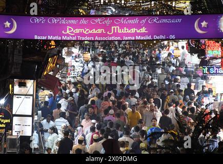 NEW DELHI, INDIEN - 10. APRIL: Publikum während des laufenden Monats Ramadan, am 10. April 2024 im Jama Masjid in New Delhi, Indien. (Foto: Arvind Yadav/Hindustan Times/SIPA USA ) Stockfoto