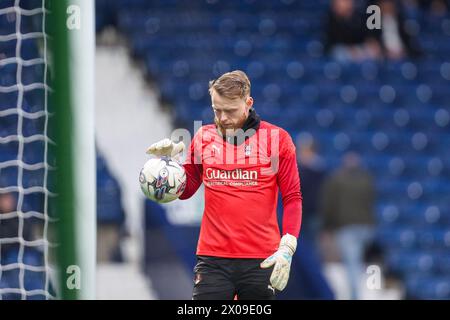 West Bromwich, Großbritannien. April 2024. Rotherhams Torhüter Viktor Johansson wärmt sich während des Spiels der EFL Sky Bet Championship zwischen West Bromwich Albion und Rotherham United am 10. April 2024 bei den Hawthorns in West Bromwich auf. Foto von Stuart Leggett. Nur redaktionelle Verwendung, Lizenz für kommerzielle Nutzung erforderlich. Keine Verwendung bei Wetten, Spielen oder Publikationen eines einzelnen Clubs/einer Liga/eines Spielers. Quelle: UK Sports Pics Ltd/Alamy Live News Stockfoto