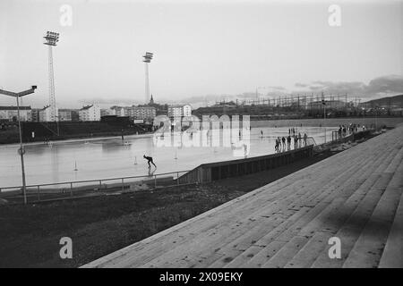 Aktuell 44-6-1973: Stjernenes sportIdrett er politikk. Skøytesporten er enormt populær i Norge, ein wenig Unterhalt. Som en bevegelse für å få Folk til å gå på skøyter er den Lite vellykket. Skøyteforbundet satser på Elite. EN må kunne si at det knapt er plass für Masseidrett på isen. DET er stjernenes Sport. Foto. Aage Storløkken / Ivar Aaserud / aktuell / NTB ***FOTO IKKE BILDEBEHANDLET*** dieser Text wurde automatisch übersetzt! Stockfoto