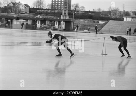 Aktuell 44-6-1973: Stjernenes sportIdrett er politikk. Skøytesporten er enormt populær i Norge, ein wenig Unterhalt. Som en bevegelse für å få Folk til å gå på skøyter er den Lite vellykket. Skøyteforbundet satser på Elite. EN må kunne si at det knapt er plass für Masseidrett på isen. DET er stjernenes Sport. Foto. Aage Storløkken / Ivar Aaserud / aktuell / NTB ***FOTO IKKE BILDEBEHANDLET*** dieser Text wurde automatisch übersetzt! Stockfoto