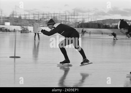 Aktuell 44-6-1973: Stjernenes sportIdrett er politikk. Skøytesporten er enormt populær i Norge, ein wenig Unterhalt. Som en bevegelse für å få Folk til å gå på skøyter er den Lite vellykket. Skøyteforbundet satser på Elite. EN må kunne si at det knapt er plass für Masseidrett på isen. DET er stjernenes Sport. Foto. Aage Storløkken / Ivar Aaserud / aktuell / NTB ***FOTO IKKE BILDEBEHANDLET*** dieser Text wurde automatisch übersetzt! Stockfoto