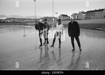 Aktuell 44-6-1973: Stjernenes sportIdrett er politikk. Skøytesporten er enormt populær i Norge, ein wenig Unterhalt. Som en bevegelse für å få Folk til å gå på skøyter er den Lite vellykket. Skøyteforbundet satser på Elite. EN må kunne si at det knapt er plass für Masseidrett på isen. DET er stjernenes Sport. Foto. Aage Storløkken / Ivar Aaserud / aktuell / NTB ***FOTO IKKE BILDEBEHANDLET*** dieser Text wurde automatisch übersetzt! Stockfoto