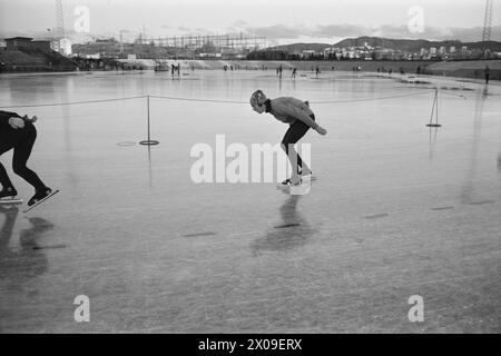 Aktuell 44-6-1973: Stjernenes sportIdrett er politikk. Skøytesporten er enormt populær i Norge, ein wenig Unterhalt. Som en bevegelse für å få Folk til å gå på skøyter er den Lite vellykket. Skøyteforbundet satser på Elite. EN må kunne si at det knapt er plass für Masseidrett på isen. DET er stjernenes Sport. Foto. Aage Storløkken / Ivar Aaserud / aktuell / NTB ***FOTO IKKE BILDEBEHANDLET*** dieser Text wurde automatisch übersetzt! Stockfoto