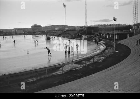 Aktuell 44-6-1973: Stjernenes sportIdrett er politikk. Skøytesporten er enormt populær i Norge, ein wenig Unterhalt. Som en bevegelse für å få Folk til å gå på skøyter er den Lite vellykket. Skøyteforbundet satser på Elite. EN må kunne si at det knapt er plass für Masseidrett på isen. DET er stjernenes Sport. Foto. Aage Storløkken / Ivar Aaserud / aktuell / NTB ***FOTO IKKE BILDEBEHANDLET*** dieser Text wurde automatisch übersetzt! Stockfoto