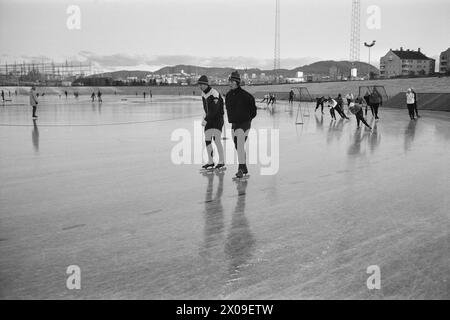 Aktuell 44-6-1973: Stjernenes sportIdrett er politikk. Skøytesporten er enormt populær i Norge, ein wenig Unterhalt. Som en bevegelse für å få Folk til å gå på skøyter er den Lite vellykket. Skøyteforbundet satser på Elite. EN må kunne si at det knapt er plass für Masseidrett på isen. DET er stjernenes Sport. Foto. Aage Storløkken / Ivar Aaserud / aktuell / NTB ***FOTO IKKE BILDEBEHANDLET*** dieser Text wurde automatisch übersetzt! Stockfoto