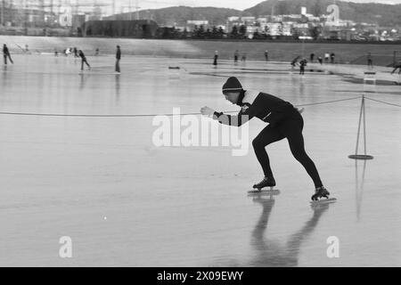 Aktuell 44-6-1973: Stjernenes sportIdrett er politikk. Skøytesporten er enormt populær i Norge, ein wenig Unterhalt. Som en bevegelse für å få Folk til å gå på skøyter er den Lite vellykket. Skøyteforbundet satser på Elite. EN må kunne si at det knapt er plass für Masseidrett på isen. DET er stjernenes Sport. Foto. Aage Storløkken / Ivar Aaserud / aktuell / NTB ***FOTO IKKE BILDEBEHANDLET*** dieser Text wurde automatisch übersetzt! Stockfoto