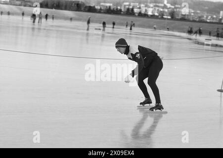 Aktuell 44-6-1973: Stjernenes sportIdrett er politikk. Skøytesporten er enormt populær i Norge, ein wenig Unterhalt. Som en bevegelse für å få Folk til å gå på skøyter er den Lite vellykket. Skøyteforbundet satser på Elite. EN må kunne si at det knapt er plass für Masseidrett på isen. DET er stjernenes Sport. Foto. Aage Storløkken / Ivar Aaserud / aktuell / NTB ***FOTO IKKE BILDEBEHANDLET*** dieser Text wurde automatisch übersetzt! Stockfoto