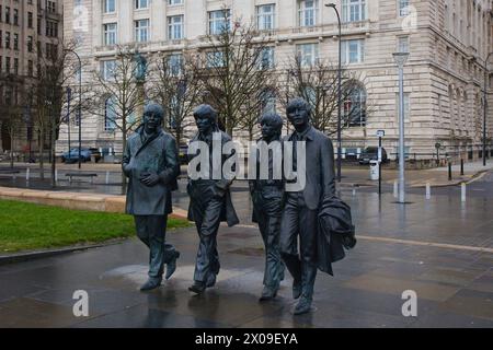 England, Liverpool - 28. Dezember 2023: Die Beatles Statue in ihrer Heimatstadt. Stockfoto