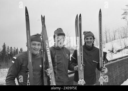 Aktuell 11 - 2 - 1974: Glasfaser med kunstnerhjelp Tre kjente kunstnere spilte en hovedrolle da Gjermund Eggen gikk på nye glassfiberski på 15 km Da de nye skiene viste seg å være for brede kontaktet Aktuells fotograf Ivar Aaserud billedhoggeren og tegneren Nils AAS og hans kone Tonje som også er tegner, samt kunstmaleren Frans Widerberg. Disse høvlet og malte Skiene rutschte bei de kunne Brukes Dagen etter. - Tre norske Skifabrikker klarte å produsere glassfiberski til Holmenkollrennene, ihr Representert Ved Iver Jønland (Skilom), Odd Martinsen (Splitkein) oder Gjermund Eggen (Eggen). Foto; Ivar A Stockfoto