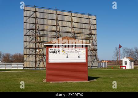 Earlville, Illinois - USA - 8. April 2024: Altes Autokino in Earlville, Illinois, USA. Stockfoto