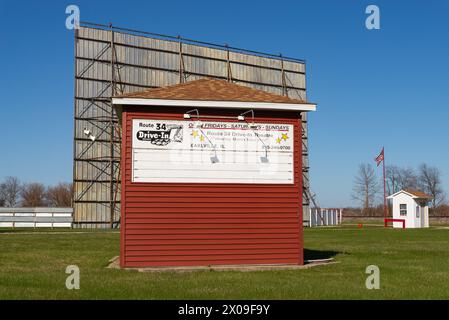 Earlville, Illinois - USA - 8. April 2024: Altes Autokino in Earlville, Illinois, USA. Stockfoto