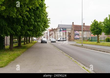 Cambrai, Frankreich - 21. Mai 2023: Eine Straße mit geparkten Autos an der Seite, die Stadtparkplätze in einer geschäftigen Stadtumgebung zeigt. Stockfoto
