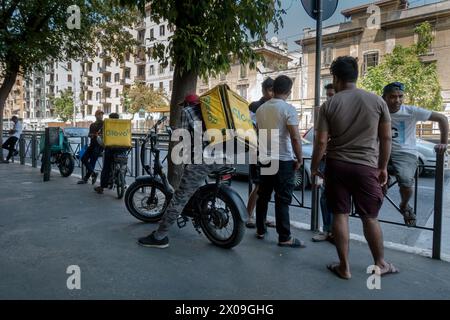 Italien, Rom: Junge Menschen, die für Glovo arbeiten, warten darauf, mit einer Bestellung zu gehen Stockfoto