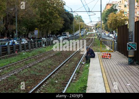 Italien, Rom: Ein einsamer Mann, der auf dem Bahnsteig des Bahnhofs Torpignattara sitzt Stockfoto