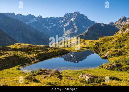 Ecrins National Park und Lauzon Lake im Sommer mit Blick auf den Sirac Mountain Peak. Französische Alpen. Gioberney, Valgaudemar, Alpen, Frankreich Stockfoto