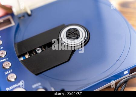 Eine detaillierte Übersicht über den CD- oder DVD-Player. Die Steuerschaltflächen und das Festplattenlaufwerk sind sichtbar Stockfoto