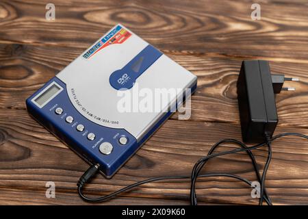 CD-Player oder DVD-Player auf hölzernem Hintergrund. Die Steuerschaltflächen und das Festplattenlaufwerk sind sichtbar. Antriebsaggregat Stockfoto