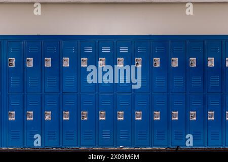 Leerer Schulflur mit blauen Metallschränken für Schüler Stockfoto