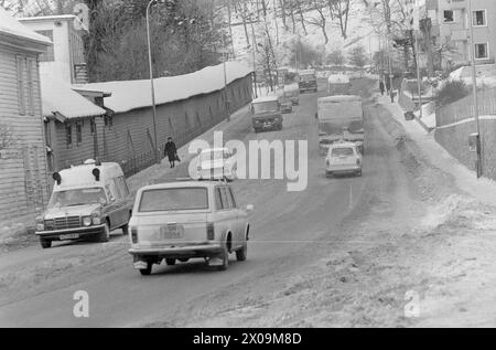 Aktuell 50-2-1973: VI drukner i bilIfølge prognosene vil VI få millionerbiler her i landet i 1990. Har VI plass bis alle disse bilene? Ressursknapphet og trafikkproblemer i byene nødvendig det gjør med restriksjoner med bilismen. Foto: Svein Kløvig / aktuell / NTB ***Foto IKKE BILDEBEHANDLET*** dieser Text wurde automatisch übersetzt! Stockfoto