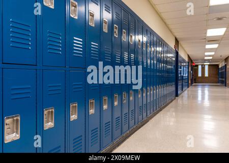Leerer Schulflur mit blauen Metallschränken für Schüler Stockfoto