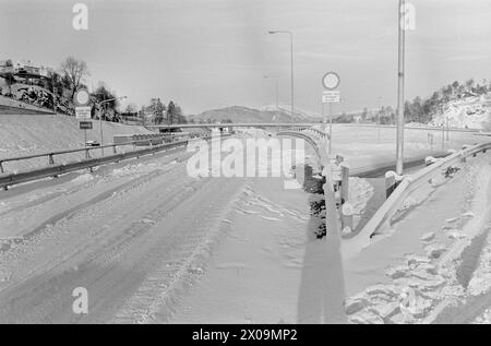 Aktuell 50-2-1973: VI drukner i bilIfølge prognosene vil VI få millionerbiler her i landet i 1990. Har VI plass bis alle disse bilene? Ressursknapphet og trafikkproblemer i byene nødvendig det gjør med restriksjoner med bilismen. Foto: Svein Kløvig / aktuell / NTB ***Foto IKKE BILDEBEHANDLET*** dieser Text wurde automatisch übersetzt! Stockfoto