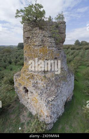 Die italienische Landwirtschaftslandschaft, die durch die Überreste von antiken Denkmälern geprägt ist. Dies ist einer der sogenannten Torri d'Orlando in der Gegend von Viterbo. Stockfoto