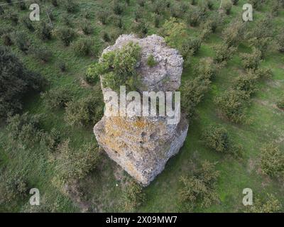 Die italienische Landwirtschaftslandschaft, die durch die Überreste von antiken Denkmälern geprägt ist. Dies ist einer der sogenannten Torri d'Orlando in der Gegend von Viterbo. Stockfoto