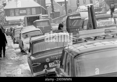 Aktuell 50-2-1973: VI drukner i bilIfølge prognosene vil VI få millionerbiler her i landet i 1990. Har VI plass bis alle disse bilene? Ressursknapphet og trafikkproblemer i byene nødvendig det gjør med restriksjoner med bilismen. Foto: Svein Kløvig / aktuell / NTB ***Foto IKKE BILDEBEHANDLET*** dieser Text wurde automatisch übersetzt! Stockfoto