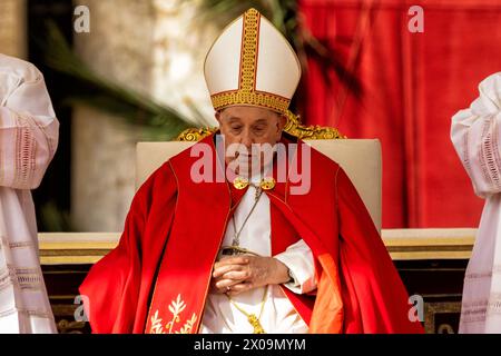 24. 03 2024: Papst Franziskus Bergoglio begrüßt glücklich und lächelnd die Gläubigen, die zu Tausenden im Petersdom ankamen Palmensonntag Stockfoto