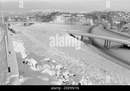 Aktuell 50-2-1973: VI drukner i bilIfølge prognosene vil VI få millionerbiler her i landet i 1990. Har VI plass bis alle disse bilene? Ressursknapphet og trafikkproblemer i byene nødvendig det gjør med restriksjoner med bilismen. Foto: Svein Kløvig / aktuell / NTB ***Foto IKKE BILDEBEHANDLET*** dieser Text wurde automatisch übersetzt! Stockfoto