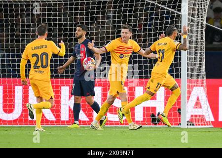 Paris, Frankreich. April 2024. PARIS, FRANKREICH - 10. APRIL: Raphinha vom FC Barcelona feiert nach dem ersten Tor des Teams mit Robert Lewandowski vom FC Barcelona und Sergi Roberto vom FC Barcelona beim Viertelfinalspiel First Leg - UEFA Champions League 2023/24 zwischen Paris Saint-Germain und dem FC Barcelona am 10. April 2024 in Paris. Frankreich. (Foto: Matthieu Mirville/BSR Agency) Credit: BSR Agency/Alamy Live News Stockfoto