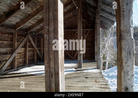 Der um 1967 erbaute und 2007 hier zu sehen war der Rocky Branch Shelter #2 ein 24 Fuß langer Überdachungsraum im Adirondack-Stil entlang des Rocky Branch Trail Stockfoto