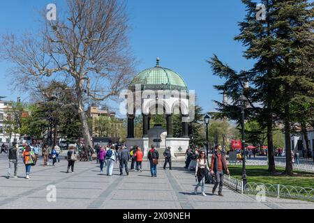 ISTANBUL - 7. APRIL 2024: Touristen besuchen den Deutschen Brunnen in Istanbul, Türkei. Erbaut zum Gedenken an den Besuch des deutschen Kaisers Wilhelm II. In Sultanah Stockfoto