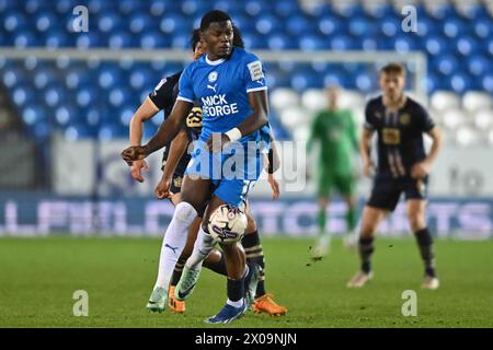 Ephron Mason Clarke (10 Peterborough United) kontrolliert den Ball während des Spiels der Sky Bet League 1 zwischen Peterborough und Port Vale in der London Road, Peterborough am Mittwoch, den 10. April 2024. (Foto: Kevin Hodgson | MI News) Credit: MI News & Sport /Alamy Live News Stockfoto