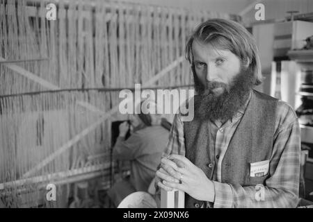 Aktuell 46-1-1973: Hans Borgen på gyngende grunnTidligere stortingsrepräsentant für Senterpartiet, Hans Borgen, har mange verv. Han er bl. a. formann i Norske Melkeprodusenters Landsforbund og i Landbrukets Sentralforbund. Nå har han blitt tvunget til å melde flytting til Nord-Odal for ikke å risikere å bryte konsesjonsvilkåret om boplikt på gården Granholt som han kjøpte i 1965. DET sås tvil om han virkelig bor på gården. Posten blir omadressert bis Fet i Akershus. Odølene ser på flyttingen til gården som en vits. De Registrerer knapt bei Hans Borgen kommer kjørende oppover bygda en Gang i uk Stockfoto