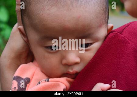 28. Januar 2024, Wonosobo, Indonesien. Die Hand Eines Babys hält seine Mutter Stockfoto
