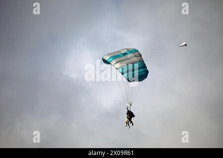 Tandem-Fallschirmspringen für Spendenaktionen Stockfoto